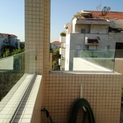הגבהה מעקה On a wall
