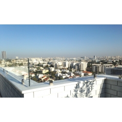 הגבהה מעקה On a wall