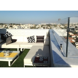 הגבהה מעקה On a wall