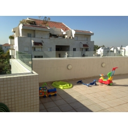 הגבהה מעקה On a wall