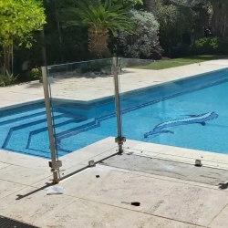מעקות זכוכית