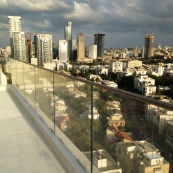 מעקות זכוכית