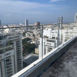 מעקות זכוכית