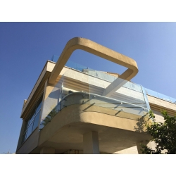 מעקות זכוכית