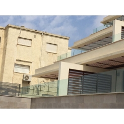 מעקות זכוכית