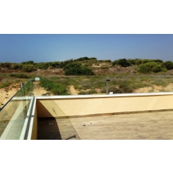 מעקות זכוכית