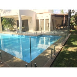 מעקות זכוכית