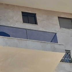 מעקות זכוכית