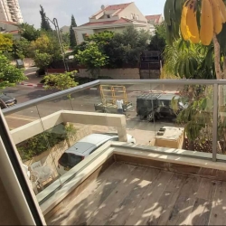 מעקות זכוכית