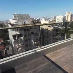 מעקות זכוכית