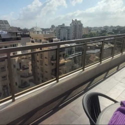 מעקות זכוכית