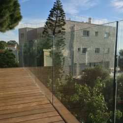 מעקות זכוכית